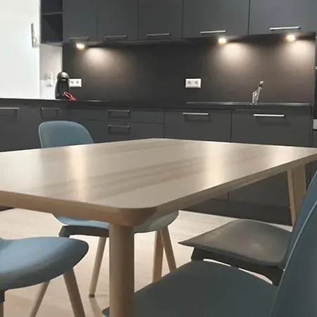 Modern 3 Beds In Convenient Location, Free Parking