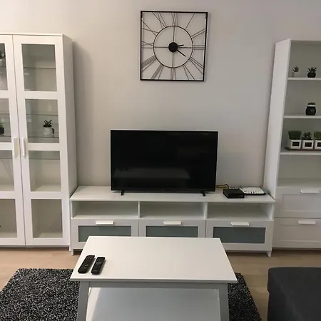 Modern 3 Beds In Convenient Location, Free Parking *