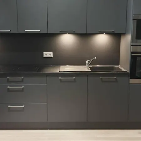Modern 3 Beds In Convenient Location, Free Parking Apartment