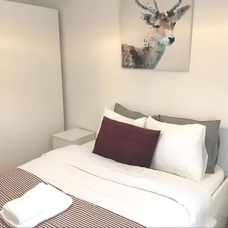 Apartment Modern 3 Beds In Convenient Location, Free Parking *