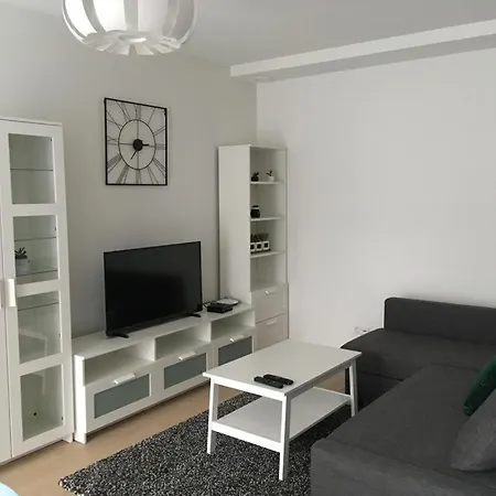 Apartment Modern 3 Beds In Convenient Location, Free Parking *
