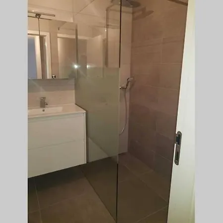 Modern 3 Beds In Convenient Location, Free Parking Apartment *